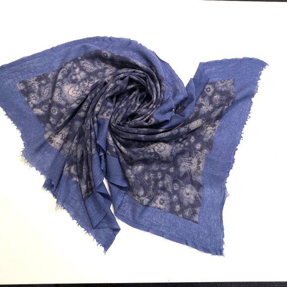 Just Look at This Scarf! Indigo Blue, Deep Navy, and a Lightweight Yet Warm Feel - Picture 6 of 9
